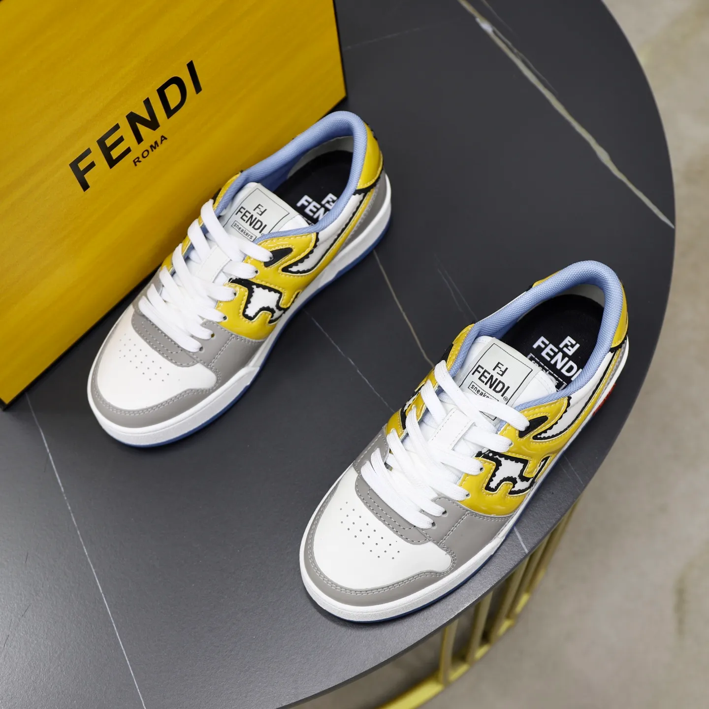 Ex-factory price: 640🔥Couple model (top original order) Brand: FENDI Size: 35-44 (customized for men 38 and 45) Grade: original order quality High version Material: Imported original cowhide stitching ➕ High-quality and comfortable lining Original TPU lightweight anti-slip outsole Style category: Travel fashion casual shoes Versatile trend